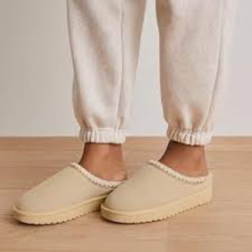 NWT Cushionaire keto suede slip on mule size 8W